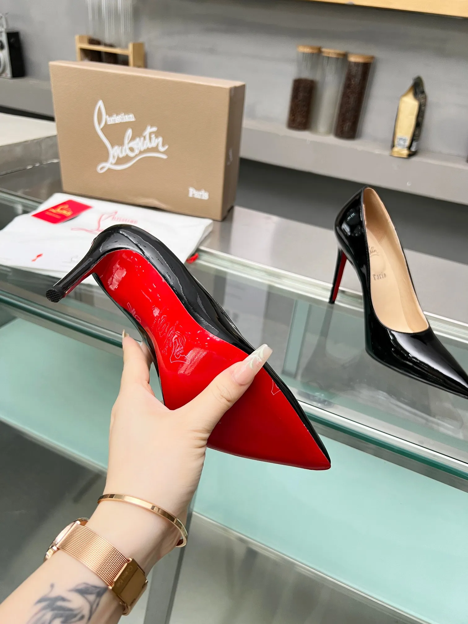 👟👟Ex-factory price 560👟👟 Christian Louboutin CL red-soled shoes‖ Globally limited edition! Blessings from Las Vegas❤ Inspired by the colorful neon of Las Vegas🎆 Handmade, exquisite craftsmanship❗Collectible work❗ Absolutely eye-catching presence🌟 Transparent PVC ironed with various crystal diamonds, very delicate, too beautiful, too beautiful, too beautiful. Stiletto fashion sandals are simply irresistible. Sexy goddess releases invincible femininity. The gorgeous red sole is like the red carpet the queen steps on when she ascends to the top. Her aura will be full in every minute. Whether in love or in the workplace, she will be popular to the end. Extraordinarily fascinating and full of femininity! Suitable for all kinds of parties 💎 Unbeatable classic, all original one-to-one mold customization 🍳Fabric: original material PVC/mesh 🍳Inner: imported soft sheepskin lining feet 🍳Outsole: original genuine leather sole 🍳Heel height: flat bottom increased by 3cm/8.5cm/10.5cm 🍳Color: gold, silver, black, white 🍳Size : 35-39 (40/41/42/43 customized, non-returnable) standard code 🍳Packing: with cloth bag, card